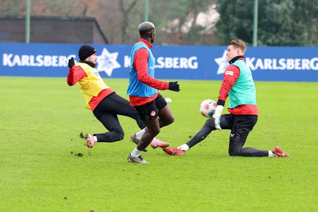 26.11.2025, xrekx, Fussball 2.Bundesliga, 1.FC Kaiserslautern - Training v.l. Semih Sahin (1.FC Kaiserslautern) Afeez Aremu (1.FC Kaiserslautern) Julian Krahl (1.FC Kaiserslautern) verletzt, Verletzung, Schmerz, Schmerzen, injured, injury, pain, pains (DFL DFB REGULATIONS PROHIBIT ANY USE OF PHOTOGRAPHS as IMAGE SEQUENCES and or QUASI-VIDEO) Kaiserslautern