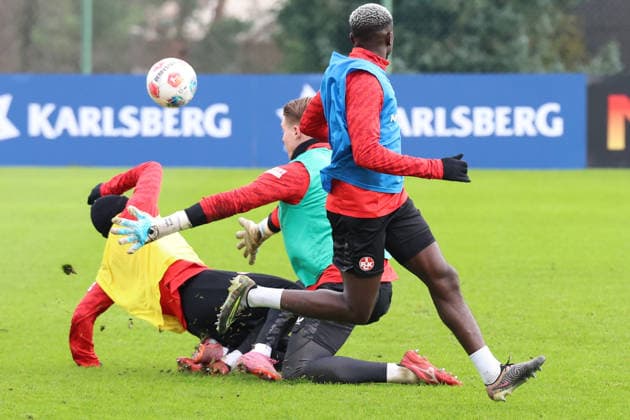 26.11.2025, xrekx, Fussball 2.Bundesliga, 1.FC Kaiserslautern - Training v.l. Semih Sahin (1.FC Kaiserslautern) Afeez Aremu (1.FC Kaiserslautern) Julian Krahl (1.FC Kaiserslautern) verletzt, Verletzung, Schmerz, Schmerzen, injured, injury, pain, pains (DFL DFB REGULATIONS PROHIBIT ANY USE OF PHOTOGRAPHS as IMAGE SEQUENCES and or QUASI-VIDEO) Kaiserslautern