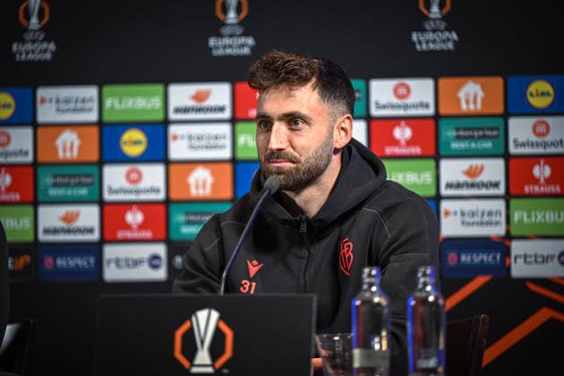 Belgien, Fußball, UEFA Europa League, 2025 2026, Dominik Schmid (FC Basel, 31) bei der Pressekonferenz vor dem Spiel KRC Genk vs FC Basel 1893, 26.11.2025, Cegeka Arena, Genk, Belgien, Copyright: xMarkusxVerwimpx