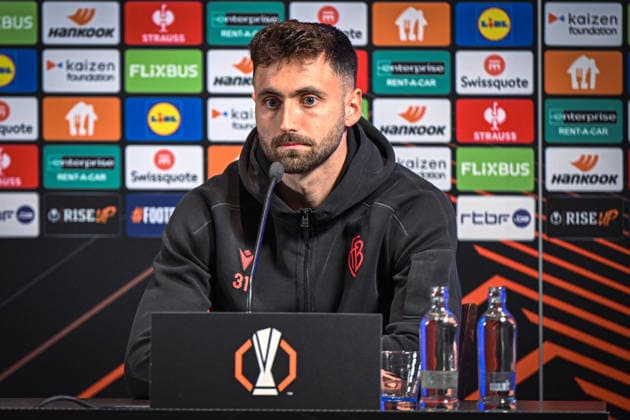 Belgien, Fußball, UEFA Europa League, 2025 2026, Dominik Schmid (FC Basel, 31) bei der Pressekonferenz vor dem Spiel KRC Genk vs FC Basel 1893, 26.11.2025, Cegeka Arena, Genk, Belgien, Copyright: xMarkusxVerwimpx