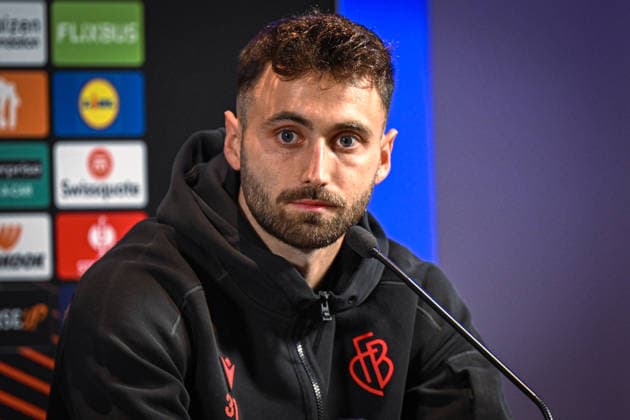 Belgien, Fußball, UEFA Europa League, 2025 2026, Dominik Schmid (FC Basel, 31) bei der Pressekonferenz vor dem Spiel KRC Genk vs FC Basel 1893, 26.11.2025, Cegeka Arena, Genk, Belgien, Copyright: xMarkusxVerwimpx
