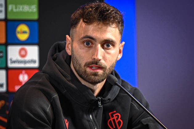 Belgien, Fußball, UEFA Europa League, 2025 2026, Dominik Schmid (FC Basel, 31) bei der Pressekonferenz vor dem Spiel KRC Genk vs FC Basel 1893, 26.11.2025, Cegeka Arena, Genk, Belgien, Copyright: xMarkusxVerwimpx