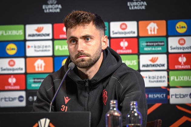 Belgien, Fußball, UEFA Europa League, 2025 2026, Dominik Schmid (FC Basel, 31) bei der Pressekonferenz vor dem Spiel KRC Genk vs FC Basel 1893, 26.11.2025, Cegeka Arena, Genk, Belgien, Copyright: xMarkusxVerwimpx