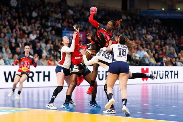 Danila Patricia Delgado Pinto So (Spanien) im Zweikampf mit Sabrina Fiore Canata (Paraguay), Milagros Samaniego Benitez Torres und Maggie Lugo Lara (Paraguay), Spanien vs Paraguay, Handball, IHF Handball Weltmeisterschaft der Frauen, 01.Spieltag, 26.11.2025 Spanien vs Paraguay, Handball, IHF Handball Weltmeisterschaft der Frauen, 01.Spieltag, 26.11.2025 Copyright: xEibner-Pressefoto AlexanderxNeisx EP_ANS