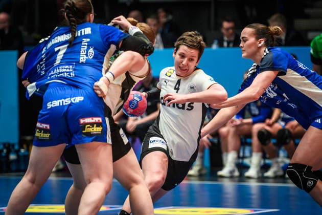 Alina Grijseels (Deutschland, 04) vs. Diana Doegg Magnusdottir (Island, 07) und Katrin Tinna Jensdottir (Island, 33), re. GER, Deutschland - Island, Handball Weltmeisterschaft, Vorrunde, Gruppe C, 26.11.2025 GER, Deutschland - Island, Handball Weltmeisterschaft, Vorrunde, Gruppe C, 26.11.2025 Stuttgart Copyright: xSandyxDinkelackerx EP_SDR