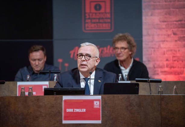 Fußball, Herren, Saison 2025 2026, 1. Bundesliga, 1. FC Union Berlin, 14. Ordentliche Hauptversammlung der An der Alten Försterei Stadionbetriebs AG, vorn Dirk Zingler (Aufsichtsrats-Chef Stadionbetriebs AG) und Präsident des e.V., hinten v. l. Holger Keye (Tinko, Aufsichtsrat Stadionbetriebs AG), Michael Kölmel (Aufsichtsrat Stadionbetriebs AG), 26.11. 2025, Copyright: xMatthiasxKochx