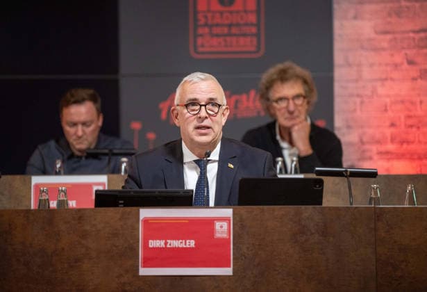 Fußball, Herren, Saison 2025 2026, 1. Bundesliga, 1. FC Union Berlin, 14. Ordentliche Hauptversammlung der An der Alten Försterei Stadionbetriebs AG, vorn Dirk Zingler (Aufsichtsrats-Chef Stadionbetriebs AG) und Präsident des e.V., hinten v. l. Holger Keye (Tinko, Aufsichtsrat Stadionbetriebs AG), Michael Kölmel (Aufsichtsrat Stadionbetriebs AG), 26.11. 2025, Copyright: xMatthiasxKochx