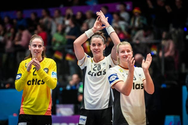 Emily Vogel (Deutschland, 20), Mitte und Team freuen sich nach Heimsieg in Stuttgart GER, Deutschland - Island, Handball Weltmeisterschaft, Vorrunde, Gruppe C, 26.11.2025 GER, Deutschland - Island, Handball Weltmeisterschaft, Vorrunde, Gruppe C, 26.11.2025 Stuttgart Copyright: xSandyxDinkelackerx EP_SDR