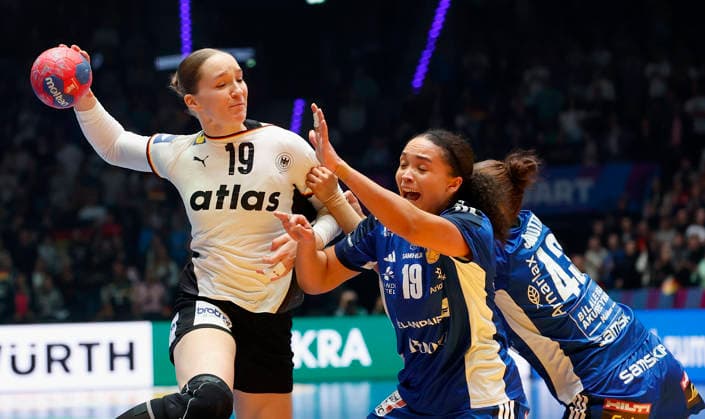 l.-r.: Nieke Kuehne (DHB, 19), Lovisa Thompson (Island, 19) and Matthildur Jonsdottir (Island, 43), Womens Handball World Championship, WM, Weltmeisterschaft 2025, Germany - Iceland, GER, Stuttgart, Porsche Arena Copyright: HMBxMedia xHeikoxBecker