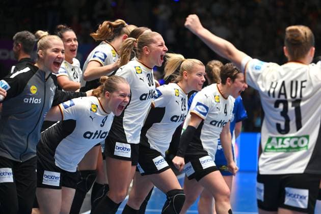 Schlussjubel Teamfoto,Team, Mannschaft,Mannschaftsfoto GER, Jubel,Freude,Begeisterung, v.li:Torhueterin Katharina FILTER (GER), Lisa Carolin ANTL (GER),Jenny BEHREND (GER), Antje DOELL (GER), Handball Weltmeisterschaft 2025,Vorrunde. Deutschland - Island 32-25 Handball WM der Frauen v. 26.11.-14.12.2025, am 26.11.2025 PORSCHE ARENA Stuttgart, 27th IHF Women s World Chamionships The Netherlands and Germany.