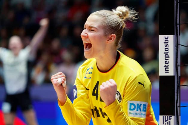 l.-r.: Torwartin, Goalkeeper Katharina Filterr (DHB, 42) jubelt nach dem Sieg gegen Island, celebrates after the victory against Iceland. 26.11.2025, 27TH IHF Womens Handball World Championship, WM, Weltmeisterschaft 2025, Germany - Iceland, GER, Stuttgart, Porsche Arena Copyright: HMBxMedia xHeikoxBecker