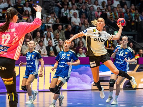 Jenny Behrend (Deutschland, 30) beim Tempogegenstoss im Duell mit Kfdis Renoetudottir, Deutschland vs. Island, Handball, Weltmeisterschaft, Frauen, Spielzeit 2025 2026, 26.11.2025, Deutschland vs. Island, Handball, Weltmeisterschaft, Frauen, Spielzeit 2025 2026, 26.11.2025 Stuttgart Copyright: xEibner-Pressefoto MichaelxSchmidx EP_MST