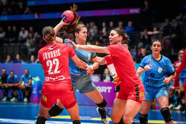 Magdalena Guichon Montano (Uruguay, 19) in der Zange von li. Jovana Jovovic (Serbien, 22) und re. Tamara Kocic (Serbien, 21) GER, Serbien - Uruguay, Handball Weltmeisterschaft, Vorrunde, Gruppe C, 26.11.2025 GER, Serbien - Uruguay, Handball Weltmeisterschaft, Vorrunde, Gruppe C, 26.11.2025 Stuttgart Copyright: xSandyxDinkelackerx EP_SDR