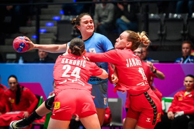 Magdalena Guichon Montano (Uruguay, 19) vs. Jovana Skrobic (Serbien, 24) und Andela Janjusevic (Serbien, 15) GER, Serbien - Uruguay, Handball Weltmeisterschaft, Vorrunde, Gruppe C, 26.11.2025 GER, Serbien - Uruguay, Handball Weltmeisterschaft, Vorrunde, Gruppe C, 26.11.2025 Stuttgart Copyright: xSandyxDinkelackerx EP_SDR