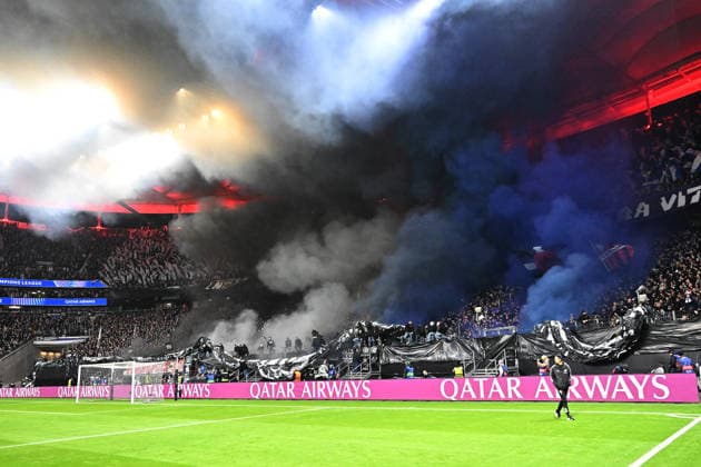26.11.2025, xjhx, Fussball UEFA Champions League, Eintracht Frankfurt - Atalanta Bergamo v.l. Fans Eintracht Frankfurt, Stimmung, Schals, zuenden Pyrotechnik, Benglos, Rauch, Nebel, Feuerwerk Choreografie Choreographie (DFL DFB REGULATIONS PROHIBIT ANY USE OF PHOTOGRAPHS as IMAGE SEQUENCES and or QUASI-VIDEO) Frankfurt am Main