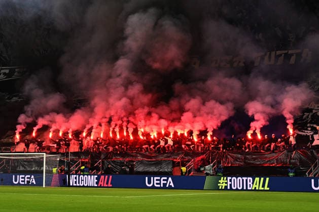 26.11.2025, xjhx, Fussball UEFA Champions League, Eintracht Frankfurt - Atalanta Bergamo v.l. Fans Eintracht Frankfurt, Stimmung, Schals, zuenden Pyrotechnik, Benglos, Rauch, Nebel, Feuerwerk Choreografie Choreographie (DFL DFB REGULATIONS PROHIBIT ANY USE OF PHOTOGRAPHS as IMAGE SEQUENCES and or QUASI-VIDEO) Frankfurt am Main
