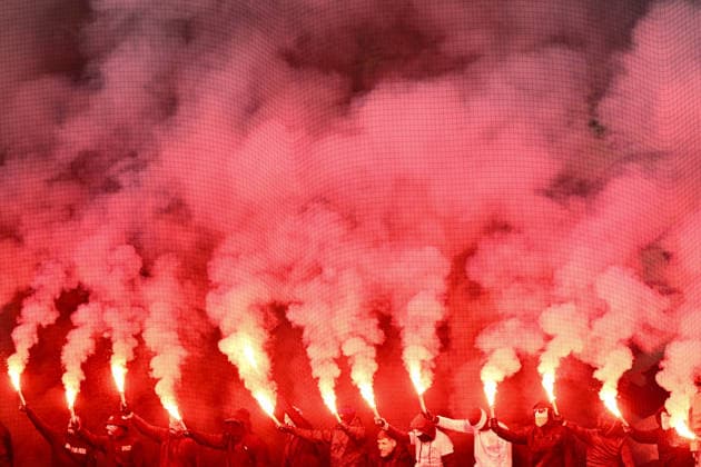 Fans von Frankfurt zünden Pyrotechnik. GER, Eintracht Frankfurt vs Atalanta Bergamo, Fussball, UEFA Champions League, Ligaphase, 5. Spieltag, Spielzeit 2025 2026, 26.11.2025. GER, Eintracht Frankfurt vs Atalanta Bergamo, Fussball, UEFA Champions League, Ligaphase, 5. Spieltag, Spielzeit 2025 2026, 26.11.2025. Frankfurt am Main Copyright: xEibner-Pressefoto FlorianxWiegandx EP_FWD