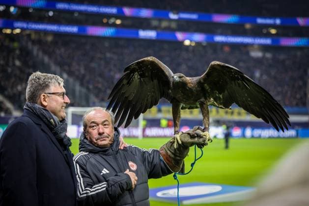 Vorstandssprecher Axel Hellmann (Eintracht Frankfurt), links, mit Attila, dem Maskottchen Adler der Eintracht, Eintracht Frankfurt vs. Atalanta B.C., Fussball, Maenner, UEFA Champions League, UEFA, Saison 2025 2026, Gruppenphase, Matchday 5, 5. Spieltag, 26.11.2025 Frankfurt Hessen Deutschland