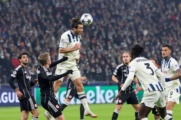Marten de Roon (Atalanta Bergamo, 15) beim Kopfball , Deutschland, Fussball, UEFA Champions League, 5. Spieltag, 2025 2026, Eintracht Frankfurt vs. Atalanta Bergamo, 26.11.2025, Deutsche-Bank-Park, Frankfurt am Main, Deutschland Frankfurt am Main Deutsche-Bank-Park Hessen Deutschland Copyright: xGrantxHubbsx