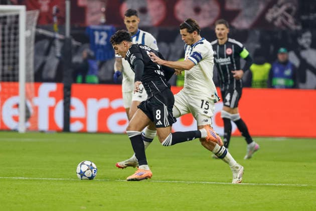 Fares Chaibi (Eintracht Frankfurt, 08) und Marten de Roon (Atalanta Bergamo, 15) im Laufduell , Deutschland, Fussball, UEFA Champions League, 5. Spieltag, 2025 2026, Eintracht Frankfurt vs. Atalanta Bergamo, 26.11.2025, Deutsche-Bank-Park, Frankfurt am Main, Deutschland Frankfurt am Main Deutsche-Bank-Park Hessen Deutschland Copyright: xGrantxHubbsx