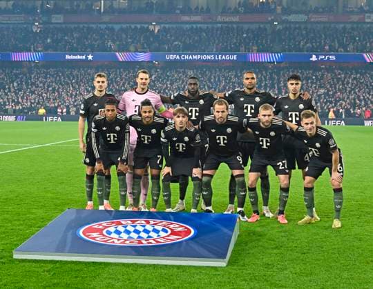 26.11.2025, Fussball UEFA Championsleague 2025 2026: Vorrunde 5.Spieltag, FC Arsenal - FC Bayern München, im Emirates-Stadion London (England) , Mannschaftsfoto Vordere Reihe v.l. Michael Olise (FC Bayern München), Serge Gnabry (FC Bayern München), Lennart Karl (FC Bayern München), Harry Kane (FC Bayern München), Konrad Laimer (FC Bayern München) und Joshua Kimmich (FC Bayern München) Hintere Reihe v.l. Josip Stanisic (Bayern München), Torwart Manuel Neuer (FC Bayern München), Dayot Upamecano (FC Bayern München), Jonathan Tah (FC Bayern München) und Aleksandar Pavlovic (Bayern München)