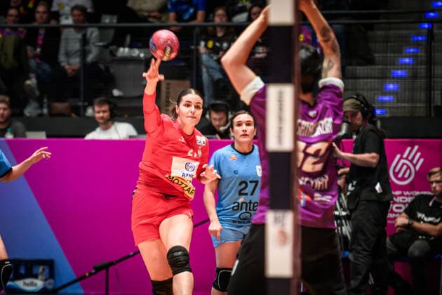 Tamara Kocic (Serbien, 21) vs. Agustina Modernell Amodio (Uruguay, 22) GER, Serbien - Uruguay, Handball Weltmeisterschaft, Vorrunde, Gruppe C, 26.11.2025 GER, Serbien - Uruguay, Handball Weltmeisterschaft, Vorrunde, Gruppe C, 26.11.2025 Stuttgart Copyright: xSandyxDinkelackerx EP_SDR