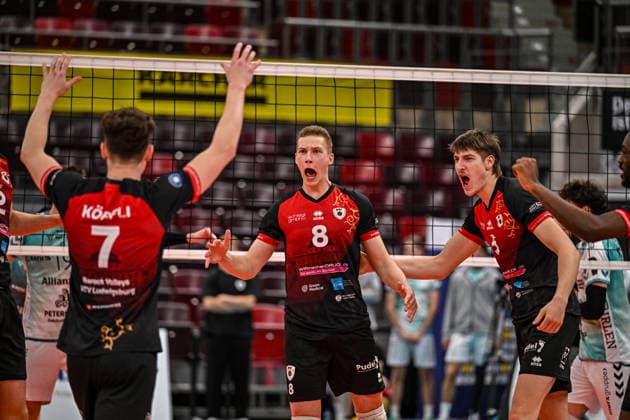 DVV-Pokal MTV Ludwigsburg - SWD powervolleys Dueren 26.11.2025 DVV_Pokal, Volleyball, 1. Bundesliga, Herren, Saison 2025 26, Viertelfinale, Barock Volleys MTV Ludwigsburg (in Rot-Schwarz) vs SWD powervolleys Dueren (in Weiss-Gruen), 8 Tomi Saarinen , rechts Jan Huber, links 7 Tim Köpfli, Copyright: xBEAUTIFULxSPORTS TomxBlochx