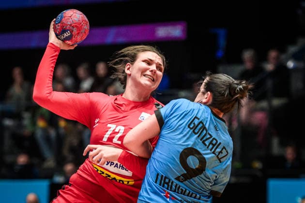 Dragana Cvijic (Serbien, 72) vs. Rosina Gonzalez Majo (Uruguay, 09) GER, Serbien - Uruguay, Handball Weltmeisterschaft, Vorrunde, Gruppe C, 26.11.2025 GER, Serbien - Uruguay, Handball Weltmeisterschaft, Vorrunde, Gruppe C, 26.11.2025 Stuttgart Copyright: xSandyxDinkelackerx EP_SDR