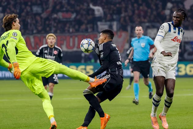 Marco Carnesecchi (Atalanta Bergamo, 29) und Ansgar Knauff (Eintracht Frankfurt, 07) im Kampf um den Ball , Deutschland, Fussball, UEFA Champions League, 5. Spieltag, 2025 2026, Eintracht Frankfurt vs. Atalanta Bergamo, 26.11.2025, Deutsche-Bank-Park, Frankfurt am Main, Deutschland Frankfurt am Main Deutsche-Bank-Park Hessen Deutschland Copyright: xGrantxHubbsx