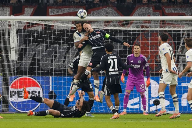 Im Strafraum von Eintracht Frankfurt , Deutschland, Fussball, UEFA Champions League, 5. Spieltag, 2025 2026, Eintracht Frankfurt vs. Atalanta Bergamo, 26.11.2025, Deutsche-Bank-Park, Frankfurt am Main, Deutschland Frankfurt am Main Deutsche-Bank-Park Hessen Deutschland Copyright: xGrantxHubbsx