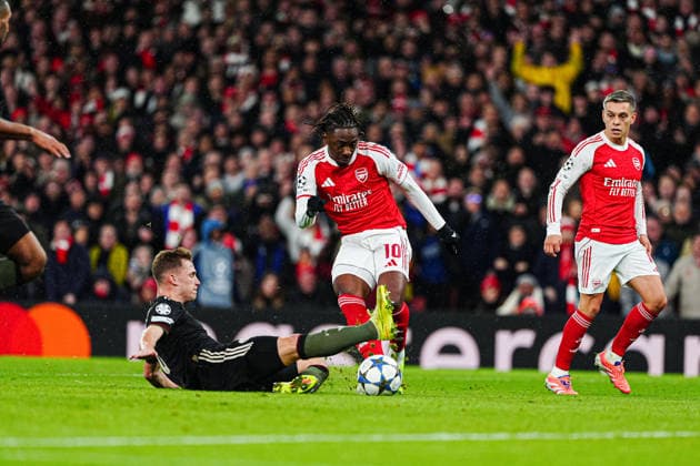 Torschuss Torchance Eberechi Eze (FC Arsenal, 10), Joshua Kimmich (FC Bayern Muenchen, 06) dazwischen ENG, FC Arsenal vs. FC Bayern Muenchen, Fussball, UEFA Champions League, Spieltag 5, Spielzeit 2025 2026, 26.11.2025 ENG, FC Arsenal vs. FC Bayern Muenchen, Fussball, UEFA Champions League, Spieltag 5, Spielzeit 2025 2026, 26.11.2025 London Copyright: xEibner-Pressefoto MarcelxvonxFehrnx EP_MFN