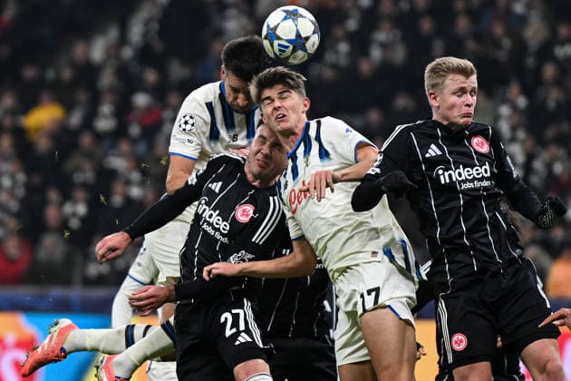 Mario Götze (Eintracht Frankfurt, 27) im Zweikampf mit Charles de Ketelaere (Atalanta 17), GER, Eintracht Frankfurt vs Atalanta Bergamo, Fussball, UEFA Champions League, Ligaphase, 5. Spieltag, Spielzeit 2025 2026, 26.11.2025. GER, Eintracht Frankfurt vs Atalanta Bergamo, Fussball, UEFA Champions League, Ligaphase, 5. Spieltag, Spielzeit 2025 2026, 26.11.2025. Frankfurt am Main Copyright: xEibner-Pressefoto FlorianxWiegandx EP_FWD