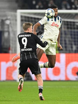 Jonathan Burkardt (Eintracht Frankfurt, 09) im Zweikampf mit Isak Hien (Atalanta 4), GER, Eintracht Frankfurt vs Atalanta Bergamo, Fussball, UEFA Champions League, Ligaphase, 5. Spieltag, Spielzeit 2025 2026, 26.11.2025. GER, Eintracht Frankfurt vs Atalanta Bergamo, Fussball, UEFA Champions League, Ligaphase, 5. Spieltag, Spielzeit 2025 2026, 26.11.2025. Frankfurt am Main Copyright: xEibner-Pressefoto FlorianxWiegandx EP_FWD