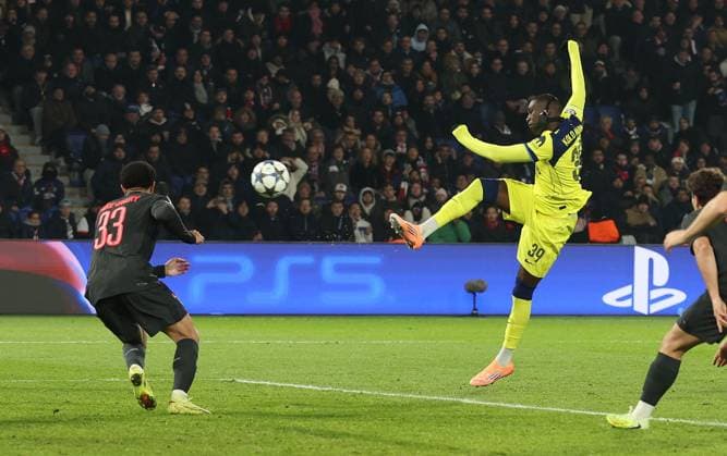 Randal Kolo Muani of Tottenham Hotspur scores a goal to make the score 1-2 Paris Saint-Germain v Tottenham Hotspur, UEFA Champions League, Group Stage, Football, Parc des Princes, Paris, France- 26 Nov 2025Paris Parc des Princes France EDITORIAL USE ONLY No use with unauthorised audio, video, data, fixture lists, club league logos or live services. Online in-match use limited to 120 images, no video emulation. No use in betting, games or single club league player publications. Copyright: xKieranxMcManus Shutterstockx 15927926ac