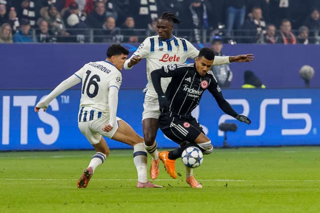 Raoul Bellanova (Atalanta Bergamo, 16), Odilon Kossounou (Atalanta Bergamo, 03) und Ansgar Knauff (Eintracht Frankfurt, 07) im Kampf um den Ball , Deutschland, Fussball, UEFA Champions League, 5. Spieltag, 2025 2026, Eintracht Frankfurt vs. Atalanta Bergamo, 26.11.2025, Deutsche-Bank-Park, Frankfurt am Main, Deutschland Frankfurt am Main Deutsche-Bank-Park Hessen Deutschland Copyright: xGrantxHubbsx