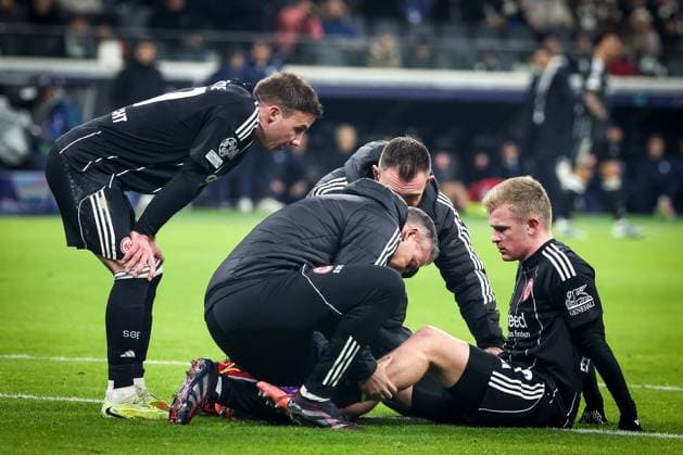 Besorgte Miene bei Jonathan Burkardt 9 (Eintracht Frankfurt), der hiernach verletzt ausgewechselt werden muss, mit Betreuern und Mario Goetze 27 (Eintracht Frankfurt), Eintracht Frankfurt vs. Atalanta B.C., Fussball, Maenner, UEFA Champions League, UEFA, Saison 2025 2026, Gruppenphase, Matchday 5, 5. Spieltag, 26.11.2025 Frankfurt Hessen Deutschland