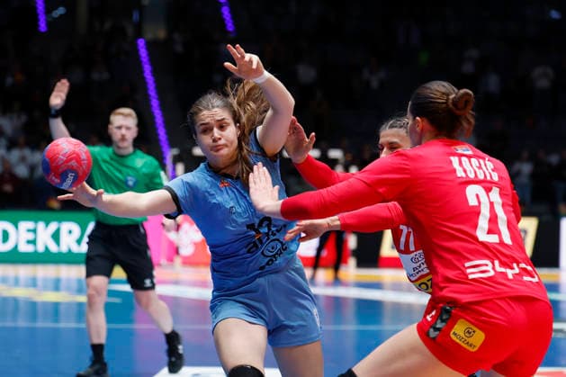 l.-r.: Magdalena Guichon Montano (Uruguay, 19), Aleksandra Vukajlovic (Serbia, 77) and Tamara Kocic (Serbia, 21), 26.11.2025, 27TH IHF Womens Handball World Championship, WM, Weltmeisterschaft 2025, Serbia - Uruguay, GER, Stuttgart, Porsche Arena Copyright: HMBxMedia xHeikoxBecker