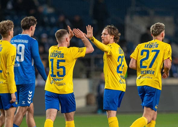 Fussball, Herren, Saison 2025 2026, Regionalliga Nordost (17. Spieltag), 1. FC Magdeburg II - 1. FC Lokomotive Leipzig, v.l. Linus Zimmer (Lok Leipzig), Dorian Cevis (Lok Leipzig), David Grözinger (Lok Leipzig), Jubel nach Tor zum 1:5, 26.11. 2025, Copyright: xSebastianxRäppold MatthiasxKochx