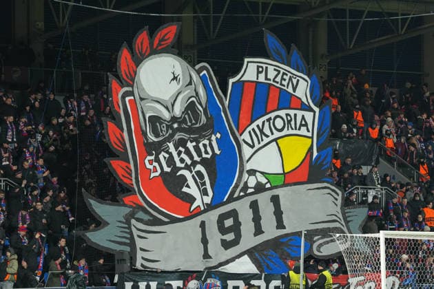 Choreografie der Fans, Ultras, Banner, Fahnen, Schal, Tribüne, Choreographie , Äaeska republika, Tschechische Republik, Fussball, UEFA Europa League, 5.Spieltag, Ligaphase, 2025 2026, FC Viktoria Pilsen vs. SC Freiburg, 27.11.2025, Doosan Arena, Plzeň, Pilsen, Äaeska republika, Tschechische Republik Plzeň, Pilsen Doosan Arena Plzeňský kraj, Pilsner Region Äaeska republika, Tschechische Republik Copyright: xArnexAmbergx