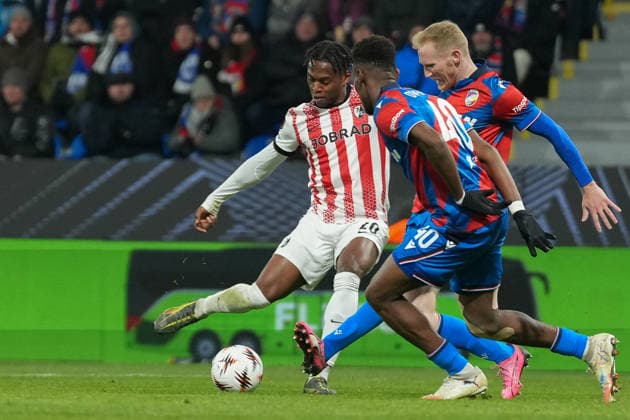 Junior Adamu (SC Freiburg, 20) am Ball , Äaeska republika, Tschechische Republik, Fussball, UEFA Europa League, 5.Spieltag, Ligaphase, 2025 2026, FC Viktoria Pilsen vs. SC Freiburg, 27.11.2025, Doosan Arena, Plzeň, Pilsen, Äaeska republika, Tschechische Republik Plzeň, Pilsen Doosan Arena Plzeňský kraj, Pilsner Region Äaeska republika, Tschechische Republik Copyright: xArnexAmbergx