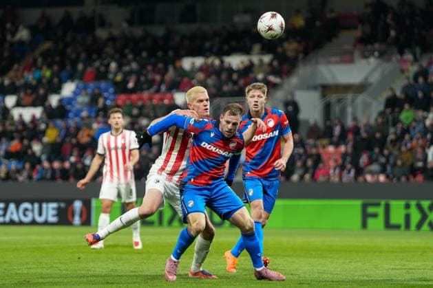 Matthias Ginter (SC Freiburg, 28) im Zweikampf mit Vaclav Jemelka Vaclav Jemelka (FC Viktoria Plzeň, Viktoria Pilsen, 21) , Äaeska republika, Tschechische Republik, Fussball, UEFA Europa League, 5.Spieltag, Ligaphase, 2025 2026, FC Viktoria Pilsen vs. SC Freiburg, 27.11.2025, Doosan Arena, Plzeň, Pilsen, Äaeska republika, Tschechische Republik Plzeň, Pilsen Doosan Arena Plzeňský kraj, Pilsner Region Äaeska republika, Tschechische Republik Copyright: xArnexAmbergx