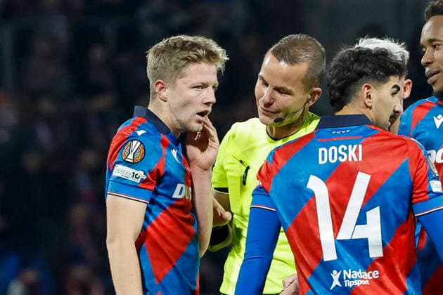 Lukas Cerv (Viktoria Pilsen, 06) und Schiedsrichter Morten Krogh (DEN) , Tschechien, Fussball, UEFA Europa League, 5. Spieltag, 2025 2026, Viktoria Pilsen vs. SC Freiburg, 27.11.2025, Stadion mesta Plzne, Pilsen, Tschechien Pilsen Stadion mesta Plzne Tschechien Copyright: xGrantxHubbsx