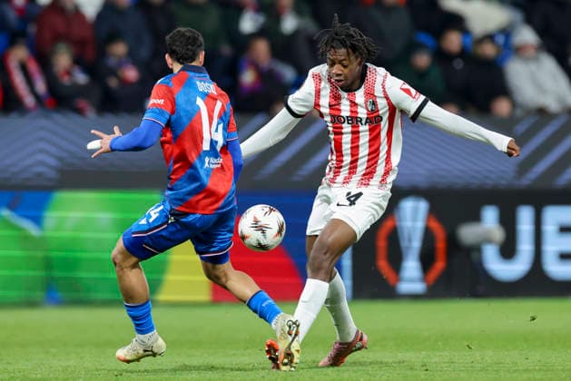 Merchas Doski (Viktoria Plzen) und Johan Manzambi (SC Freiburg) kaempfen um den Ball, UEFA Europa League 2025 26 League Phase MD5, FC Viktoria Plzen v SC Freiburg, Stadion mesta Plzne am 27. November 2025 in Pilsen, Tschechische Republik. (Foto von Marco Steinbrenner DeFodi Images) Merchas Doski (Viktoria Plzen) und Johan Manzambi (SC Freiburg) battle for the ball, UEFA Europa League 2025 26 League Phase MD5, FC Viktoria Plzen v SC Freiburg, Stadion mesta Plzne, November 27, 2025 in Plzen, Czech Republic. (Photo by Marco Steinbrenner DeFodi Images)