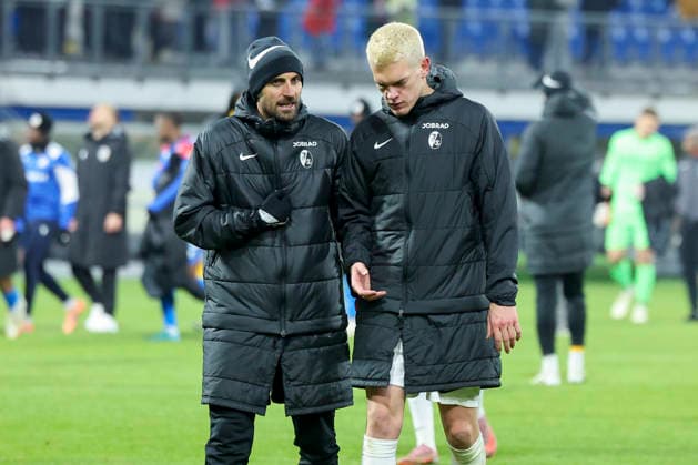 Vincenzo Grifo (SC Freiburg) und Matthias Ginter (SC Freiburg) unterhalten sich, UEFA Europa League 2025 26 League Phase MD5, FC Viktoria Plzen v SC Freiburg, Stadion mesta Plzne am 27. November 2025 in Pilsen, Tschechische Republik. (Foto von Marco Steinbrenner DeFodi Images) Vincenzo Grifo (SC Freiburg) und Matthias Ginter (SC Freiburg) talk together, UEFA Europa League 2025 26 League Phase MD5, FC Viktoria Plzen v SC Freiburg, Stadion mesta Plzne, November 27, 2025 in Plzen, Czech Republic. (Photo by Marco Steinbrenner DeFodi Images)