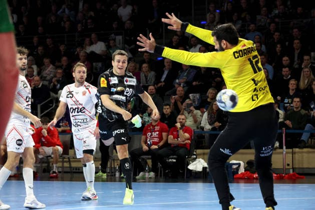 DEU, Machineseeker EHF Champions League, Fuechse Berlin vs. Veszprem, 27.11.2025, Max-Schmeling-Halle, Berlin, DEU, Machineseeker EHF Champions League, Fuechse Berlin vs. Veszprem, im Bild Tim Freihoefer (Fuechse Berlin 19), Rodrigo Corrales (Veszprem 12)