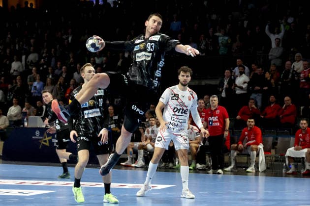 DEU, Machineseeker EHF Champions League, Fuechse Berlin vs. Veszprem, 27.11.2025, Max-Schmeling-Halle, Berlin, DEU, Machineseeker EHF Champions League, Fuechse Berlin vs. Veszprem, im Bild Mijajlo Marsenic (Fuechse Berlin 93), Mathias Gidsel (Fuechse Berlin 19), Nedim Remili (Veszprem 29)