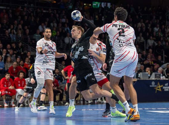 Handball, Herren, Saison 2025 2026, Champions League (Gruppe A, 9. Spieltag), Füchse Berlin - One Veszprem HC, v.l. Ahmed Hesham Elsayed Moham (Veszprem), Patrik Ligetvari (Veszprem), Mathias Gidsel (Füchse Berlin), Thiagus Petrus Goncalves dos Santos (Veszprem), 27.11.2025, Copyright: xSebastianxRäppold MatthiasxKochx