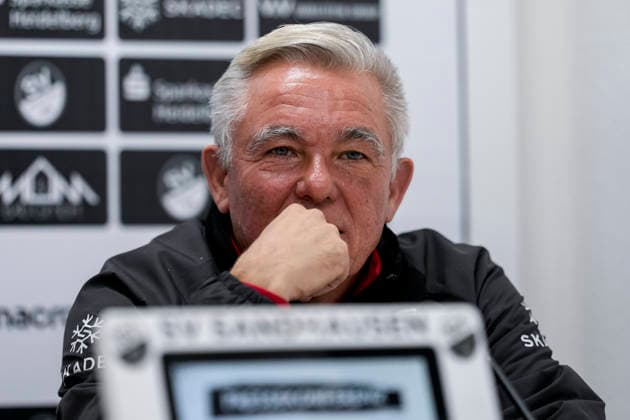 Olaf Janßen (Janssen, Trainer, Cheftrainer, SVS), Einzelbild, Einzelfoto, bei der Pressekonferenz vor dem Spiel, PK, press conference, PK, Pressekonferenz Pressetermin, Medientermin, 28.11.2025, Sandhausen (Deutschland), Fussball, Regionalliga Südwest, Pressekonferenz SV Sandhausen xozx
