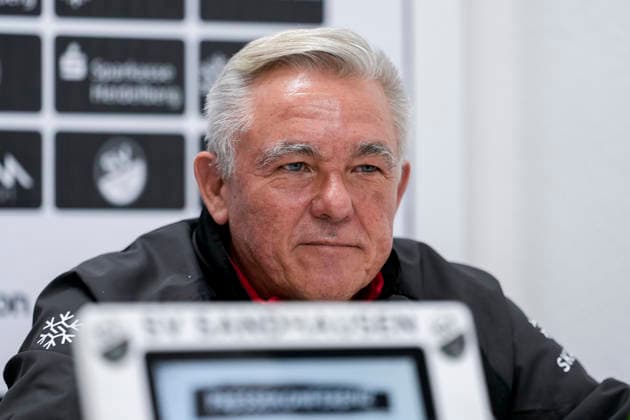 Olaf Janßen (Janssen, Trainer, Cheftrainer, SVS), Einzelbild, Einzelfoto, bei der Pressekonferenz vor dem Spiel, PK, press conference, PK, Pressekonferenz Pressetermin, Medientermin, Freude, freuen, freut sich, freundlich, fröhlich, glücklich, strahlend, optimistisch, 28.11.2025, Sandhausen (Deutschland), Fussball, Regionalliga Südwest, Pressekonferenz SV Sandhausen