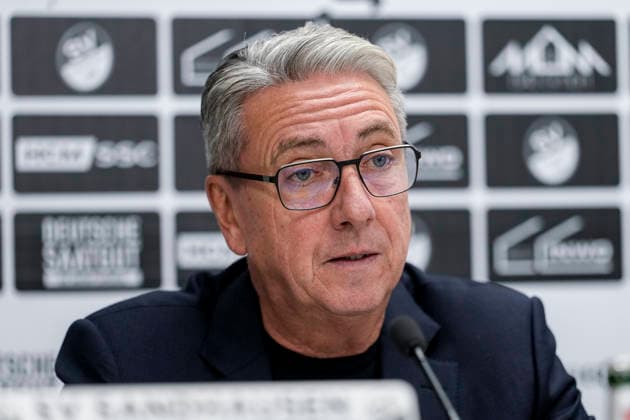 Jürgen Machmeier (Präsident, SV Sandhausen, SVS), Einzelbild, Einzelfoto, Aktion, Action, bei der Pressekonferenz zur Neuausrichtung der sportlichen Führung, PK, press conference, PK, Pressekonferenz Pressetermin, Medientermin, 28.11.2025, Sandhausen (Deutschland), Fussball, Regionalliga Südwest, Pressekonferenz SV Sandhausen xozx